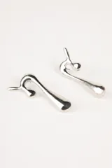 Aros colgantes plateados con diseño abstracto.