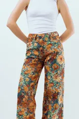 Jean wide leg de denim color celeste con tiro alto y corte amplio.