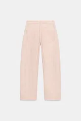 Jeans de tiro medio de Zara Woman Collection, con diseño de rayas verticales en tonos rosados y blancos. Presenta corte de pierna recta y relajada, largo al tobillo, cintura con trabillas, cinco bolsillos y cierre frontal con cremallera y botón metálico.