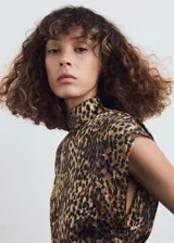 Vestido midi de tejido satinado con estampado de leopardo, cuello alto, manga corta y fruncidos laterales.