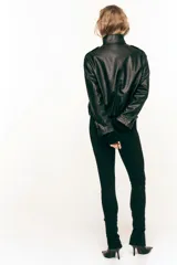 Leggings negros de punto pesado con elástico oculto en la cintura, costuras laterales avanzadas y cierre discreto en el bajo.
