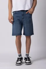 Bermuda de jean azul con corte regular, cinco bolsillos y cierre frontal con botón y cremallera.