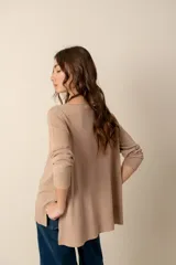 Sweater negro de tejido de punto, con escote barco y mangas largas.