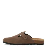 Zuecos de hombre marca Freeway, confeccionados en gamuza color taupe. Presentan una hebilla metálica lateral ajustable, plantilla de corcho y suela de goma negra antideslizante.