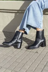 Bota corta color marrón de gamuza, con punta cuadrada, cierre lateral y taco de madera.