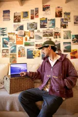 Campera con capucha y cierre frontal, confeccionada en algodón con efecto lavado color bordó. Presenta bordado de la marca en el pecho y en la manga, con diseño holgado y bolsillos tipo canguro.