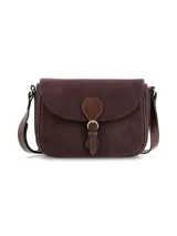 Cartera tipo bandolera de gamuza en color bordó, con solapa frontal y detalle de cierre decorativo con hebilla en cuero marrón. Cuenta con correa ajustable y herrajes metálicos dorados.