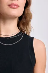 Musculosa negra de tejido rib con cuello redondo y sisas anchas.