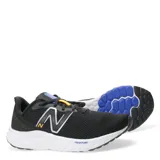 Championes New Balance Fresh Foam Arishi V4, color negro con detalles en blanco, azul y naranja.