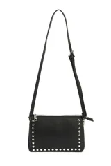 Bandolera negra con correa larga regulable y tachas plateadas en los bordes.