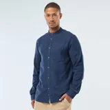 Camisa de franela azul oscuro, de manga larga, con cuello mao y cierre frontal de botones. Presenta un bolsillo de parche en el lado izquierdo del pecho.