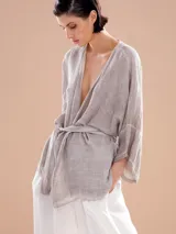 Spolverino color visón con lazo en la cintura y mangas 3/4.