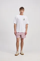 Short de baño azul, de corte clásico y largo corto, con cintura elástica y cordón ajustable bicolor. Cuenta con bolsillos laterales y uno trasero.