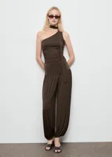 Pantalón de estilo globo color marrón, de tiro medio con panel elástico en la cintura y tejido elástico.