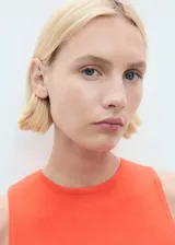 Top de punto fino color naranja, sin mangas, con cuello redondo y tirantes anchos, de diseño entallado.