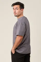 Remera gris de corte clásico y mangas cortas.