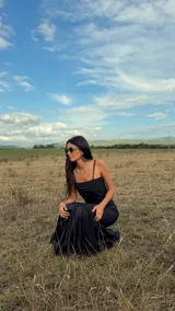 Vestido largo de corte sirena con diseño geométrico de rombos en colores violeta y naranja. Presenta breteles finos, escote recto y una falda con caída fluida que termina en una pequeña cola.