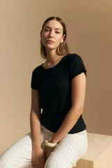 Remera de rib con escote redondo y manga corta, confeccionada en tejido acanalado que se ajusta al cuerpo.