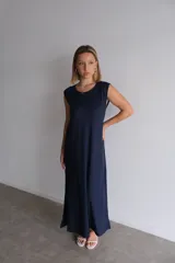 Vestido largo azul marino de manga corta, con cuello redondo y textura acanalada.