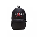 Mochila Jordan Hbr Air de color negro, con compartimento principal y bolsillo frontal con cierre de cremallera. Presenta el logotipo Jumpman en rojo y la inscripción "JORDAN" en blanco en la parte frontal.