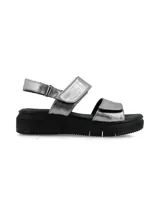 Sandalia de cuero metalizado color plateado, con tiras ajustables con velcro, suela plataforma negra de poliuretano y diseño cómodo para uso diario.