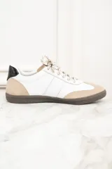 Zapatillas bajas de cuero blanco con puntera y talón en gamuza color beige. Ajuste con cordones y suela marrón.