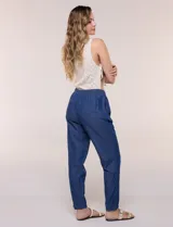 Pantalón de algodón color beige de corte recto, con pretina elastizada, cordón de ajuste y bolsillos laterales.
