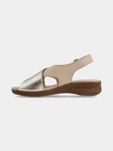 Sandalia de cuero con diseño de tiras cruzadas en combinación de tonos metalizado dorado y beige, con cierre de hebilla lateral y suela de goma tipo corcho.