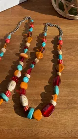Collar multicolor elaborado con cuentas de vidrio, cristal checo y piedras naturales, con cadena de eslabones metálicos y cierre ajustable.