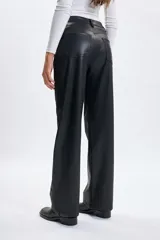 Pantalón de corte recto confeccionado en cuero sintético (PU) color negro, con cintura de tiro medio y cierre frontal.