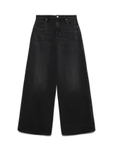 Jean wide leg de tiro medio y pierna ancha, color negro con efecto lavado. Presenta diseño clásico de cinco bolsillos, trabillas para cinturón y cierre frontal con botón y cremallera.