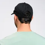 Gorro con visera Umbro, color negro, confeccionado en algodón.