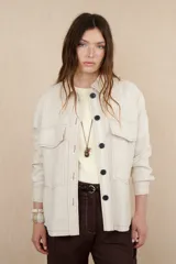 Sobrecamisa azul con cuello clásico, cierre frontal con botones y bolsillos de parche en el pecho.