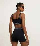 Bermuda deportiva seamless de color negro, con rayas contrastantes en la cintura. Ideal para la práctica de crossfit.