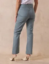 Pantalón de jean blanco, de corte recto, tiro alto, pretina con pasadores, botón y cierre. Con bolsillos delanteros y traseros.