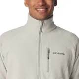 Campera polar Columbia modelo Fast Trek II, confeccionada en microfibra de poliéster. Presenta cuello alto, cierre frontal completo, bolsillo en el pecho con cierre y bolsillos laterales con cierre.
