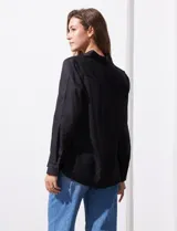 Camisa color verde oliva de lyocell, marca Cyrus. Tiene cuello con solapa, abertura central con botones, mangas 3/4 regulables con presilla y botón, y dos bolsillos delanteros aplicados.