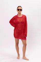 Vestido corto de red color rojo con terminaciones en rosa.