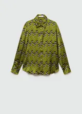 Camisa de mangas largas con puños abotonados, de tejido satinado con estampado geométrico en tonos verde, marrón y blanco.
