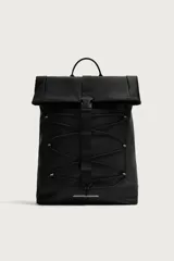 Mochila técnica de acabado engomado en color negro. Presenta un diseño de solapa con cierre de hebilla de liberación rápida y un sistema de cordones elásticos frontales. Incluye compartimento para dispositivos electrónicos, espalda acolchada y correas ajustables.