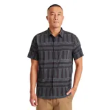 Camisa de manga corta con estampado geométrico en tonos azul, gris y negro.