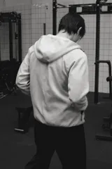 Campera deportiva de tejido funcional con efecto neopreno y tecnología DryMove para absorción de sudor. Presenta diseño de manga raglán, capucha, cierre frontal, bolsillos laterales con cierre y costuras selladas. Incluye elástico en puños y ruedo.