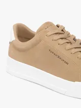 Zapatillas court de gamuza color khaki, con cordones del mismo tono, suela blanca y detalle de talón en contraste.