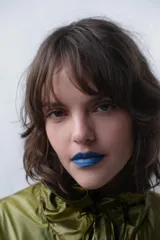 Chaqueta de nylon con acabado satinado, diseño oversize, cuello subido ajustable con cordones, cierre frontal con botones, mangas largas con puños elásticos y bajo con elástico.