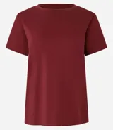 Remera básica de manga corta y cuello redondo, confeccionada en algodón de color celeste.