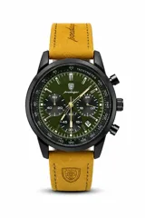 Reloj Poedagar modelo 921 con esfera verde militar, cronógrafo multifunción, taquímetro y caja negra. Cuenta con correa de cuero color mostaza.