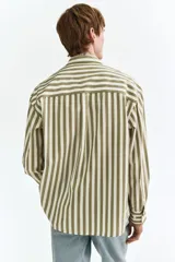 Camisa de popelina de algodón con diseño a rayas en color verde militar y blanco, cuello inglés, cierre frontal de botones, bolsillo en el pecho y mangas largas con puños abotonados.