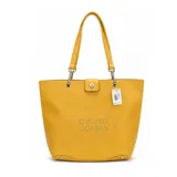 Cartera tipo tote color amarillo, con diseño de logo perforado en el frente, doble asa de hombro y cierre magnético central.