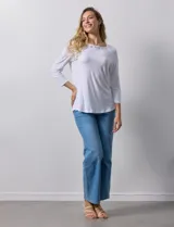 Remera blanca de modal con cuello cuadrado y aplique de aros metálicos.