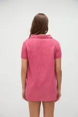 Vestido camisero de algodón con diseño a rayas verticales en tono amarillo claro, cuello solapa y cierre frontal de botones.